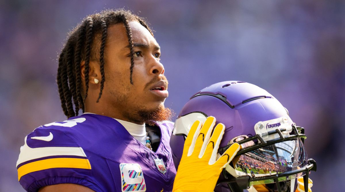 Vikings receiver Justin Jefferson warms up before a game.